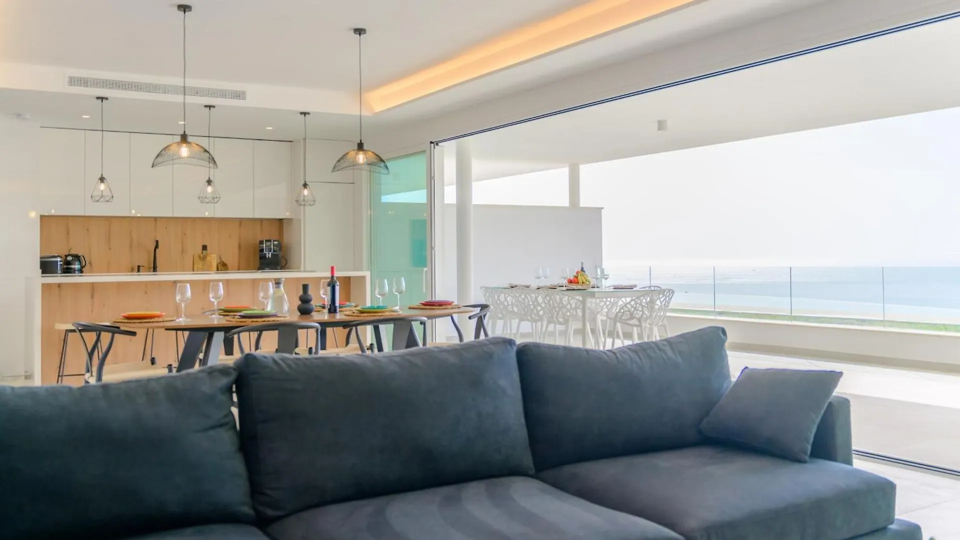 Luxurious 3 Bed Apartment With A Lovely Sea View In Carvajal Beach Benalmádena
