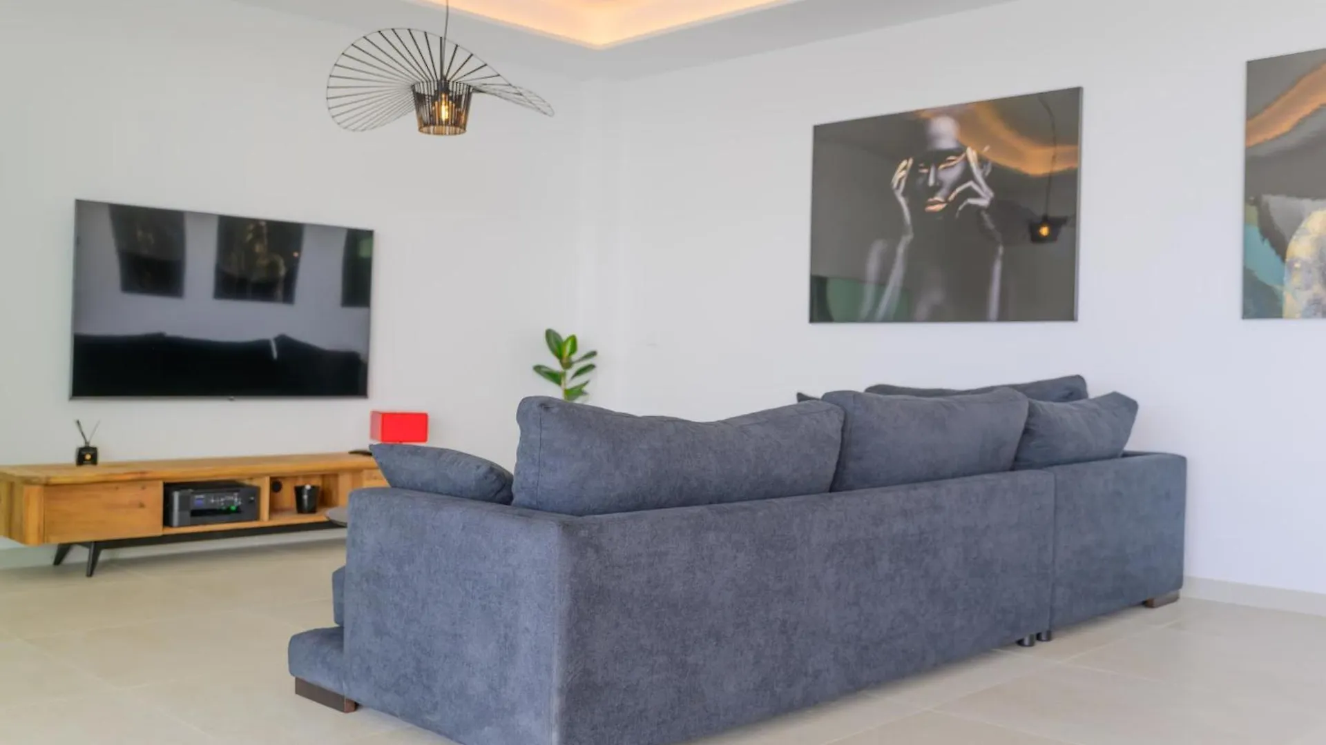 Luxurious 3 Bed Apartment With A Lovely Sea View In Carvajal Beach Benalmádena