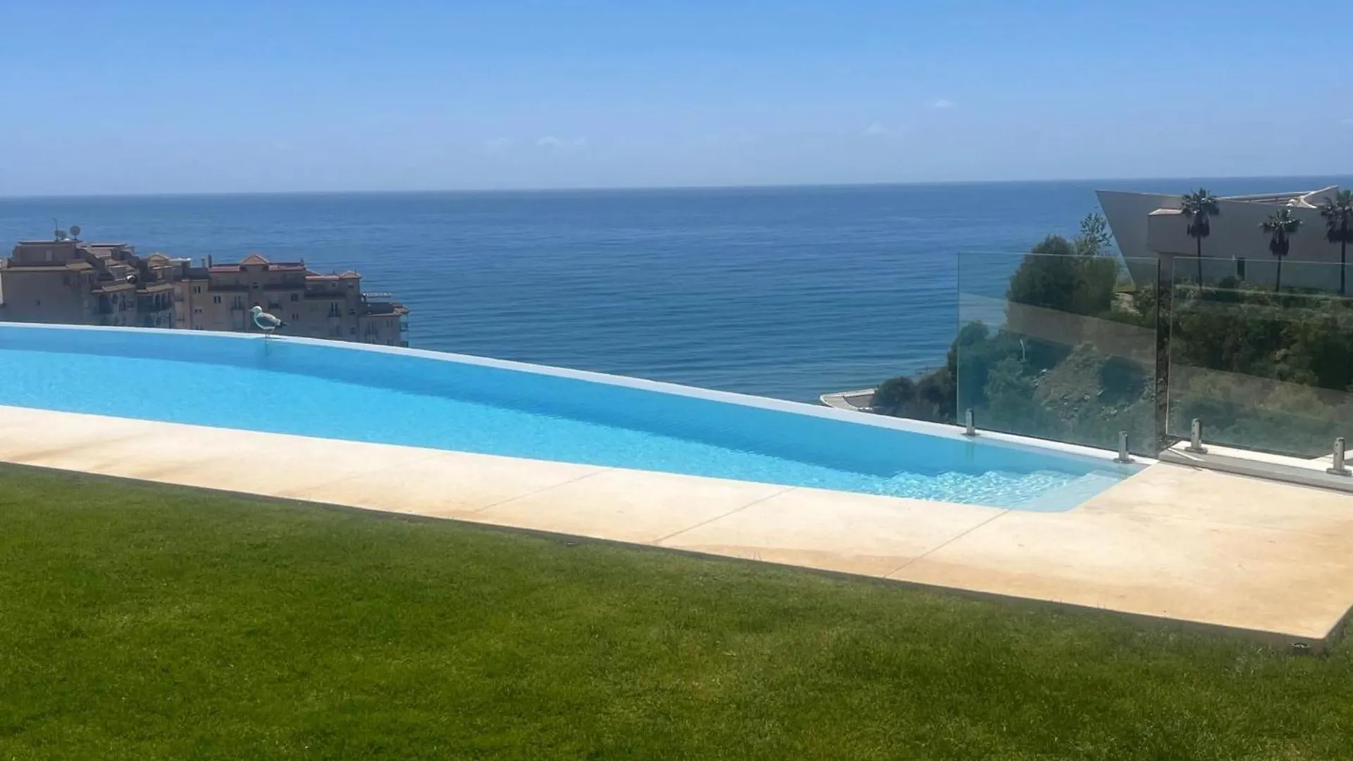 Luxurious 3 Bed Apartment With A Lovely Sea View In Carvajal Beach Benalmádena